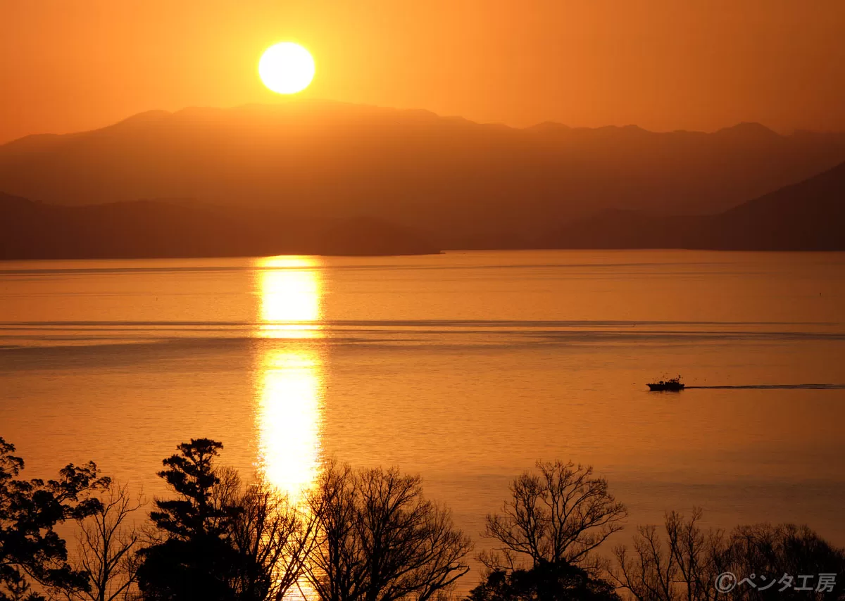 琵琶湖に昇る朝日（滋賀県大津市荒川）