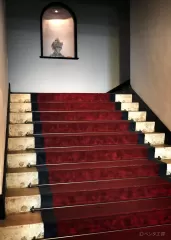 びわ湖大津館の赤絨毯の階段（大津市）｜滋賀県のカメラマン「ペンタ工房」撮影・びわ湖大津館