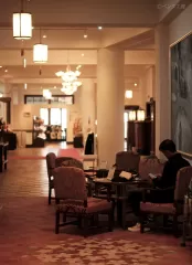 古いホテルのロビーには電球色の照明がよく似合う｜滋賀県のカメラマン「ペンタ工房」撮影・びわ湖大津館