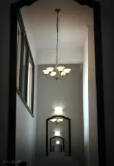 吹抜けの鏡に映るシャンデリア（びわ湖大津館）｜滋賀県のカメラマン「ペンタ工房」撮影・びわ湖大津館