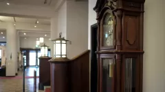 びわ湖大津館ロビーの振り子時計（アンティーク）｜滋賀県のカメラマン「ペンタ工房」撮影・びわ湖大津館