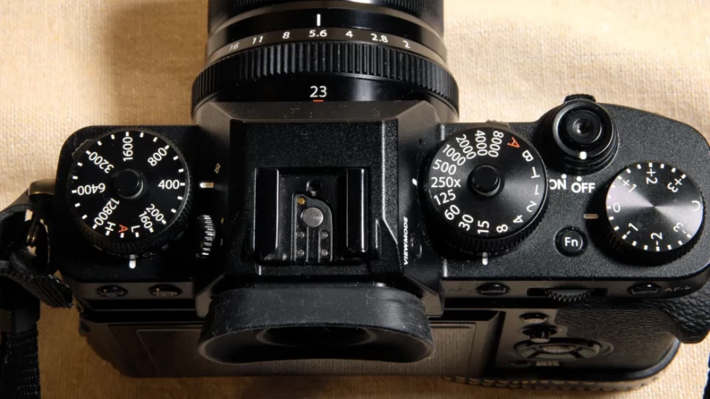 FUJIFILM X-T3 マニュアル設定がやりやすいダイヤル類 - フィルムカメラ時代の操作性を継承したデジタルカメラ（撮影：ペンタ工房 柳本学）