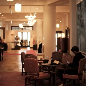 滋賀県のライター・カメラマン撮影｜照明が柔らかいのもあって、落ち着くロビー