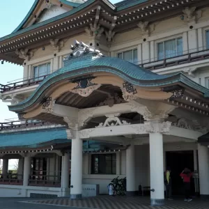 滋賀県のライター・カメラマン撮影｜外観が歌舞伎座に似ているびわ湖大津館。正面玄関側