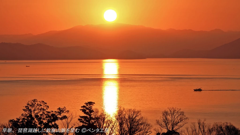 滋賀県の秋の風景・琵琶湖越しに鈴鹿山脈を望む（撮影：ペンタ工房 柳本学）