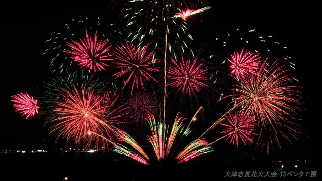 滋賀県大津志賀花火大会の花火。多重露光技術を使った撮影例。複数の花火を1枚の写真に重ね合わせ、記憶に残る光景を再現したプロの撮影技術。