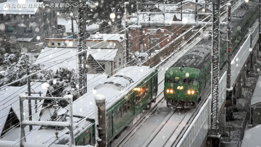 滋賀県比良山麓・JR湖西線の雪景色 - 冬の風物詩（撮影：ペンタ工房 柳本学）