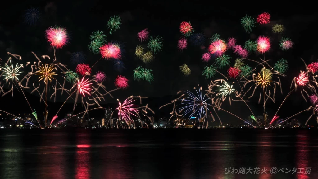 滋賀県びわ湖大花火大会の花火。琵琶湖の湖面に映る花火の美しさを捉えた撮影例。滋賀県最大規模の花火大会をプロの撮影技術で表現。