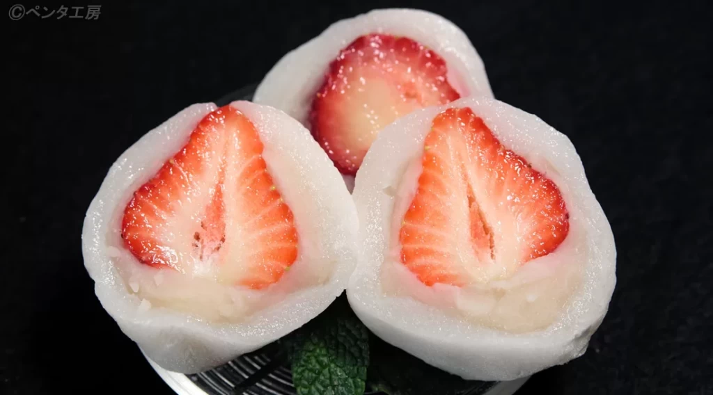 フルーツ大福を形を崩さずに真っ二つにし、おいしさが伝わるように撮影する