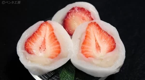 フルーツ大福を形を崩さずに真っ二つにし、おいしさが伝わるように撮影する