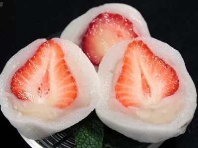 嶋屋（滋賀県大津市本堅田）のいちご大福 - 全国菓子大博覧会名誉総裁賞受賞商品の撮影例（撮影：ペンタ工房 柳本学）