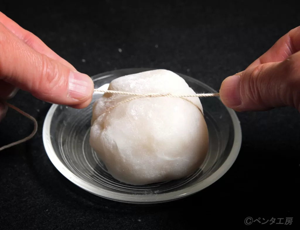 タコ糸で嶋屋のいちご大福を真っ二つにカットする技術 - 包丁を使わないプロの撮影テクニック（撮影：ペンタ工房 柳本学）