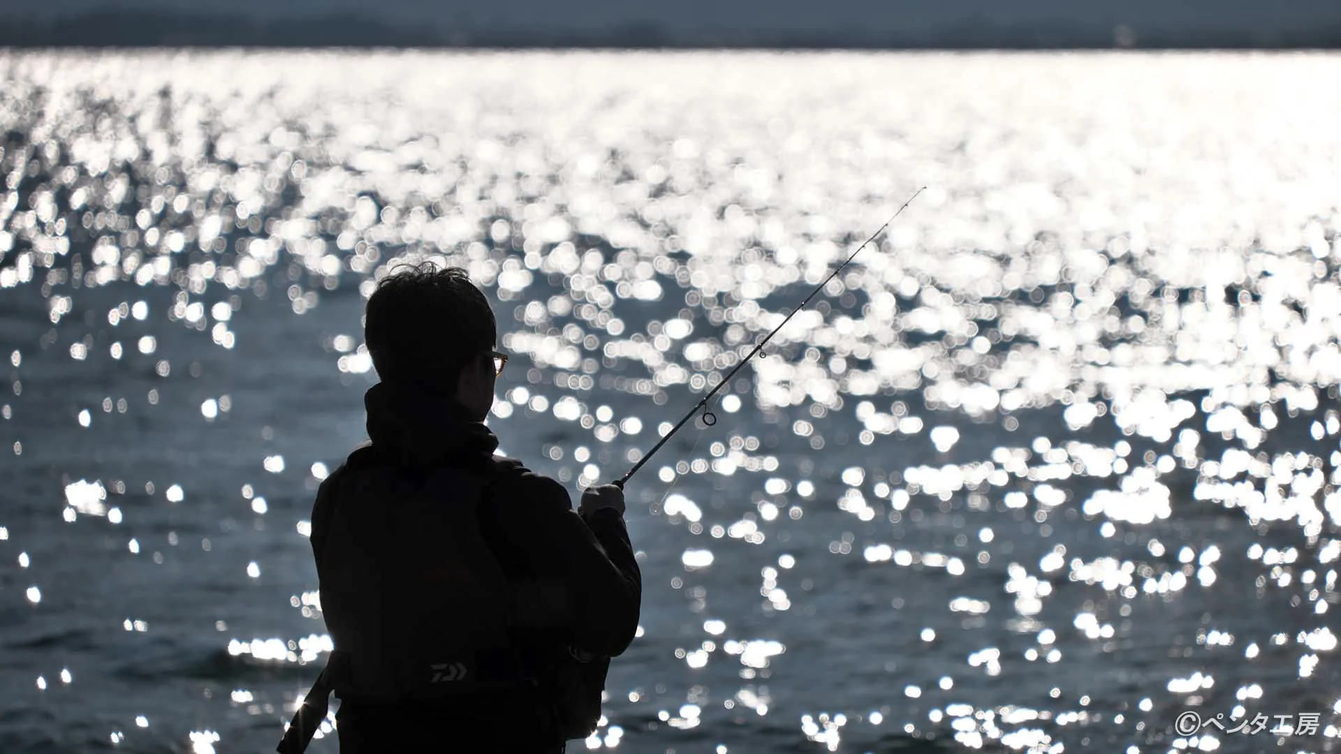 琵琶湖で釣りをする人のシルエット - 滋賀県のホームページ制作ペンタ工房