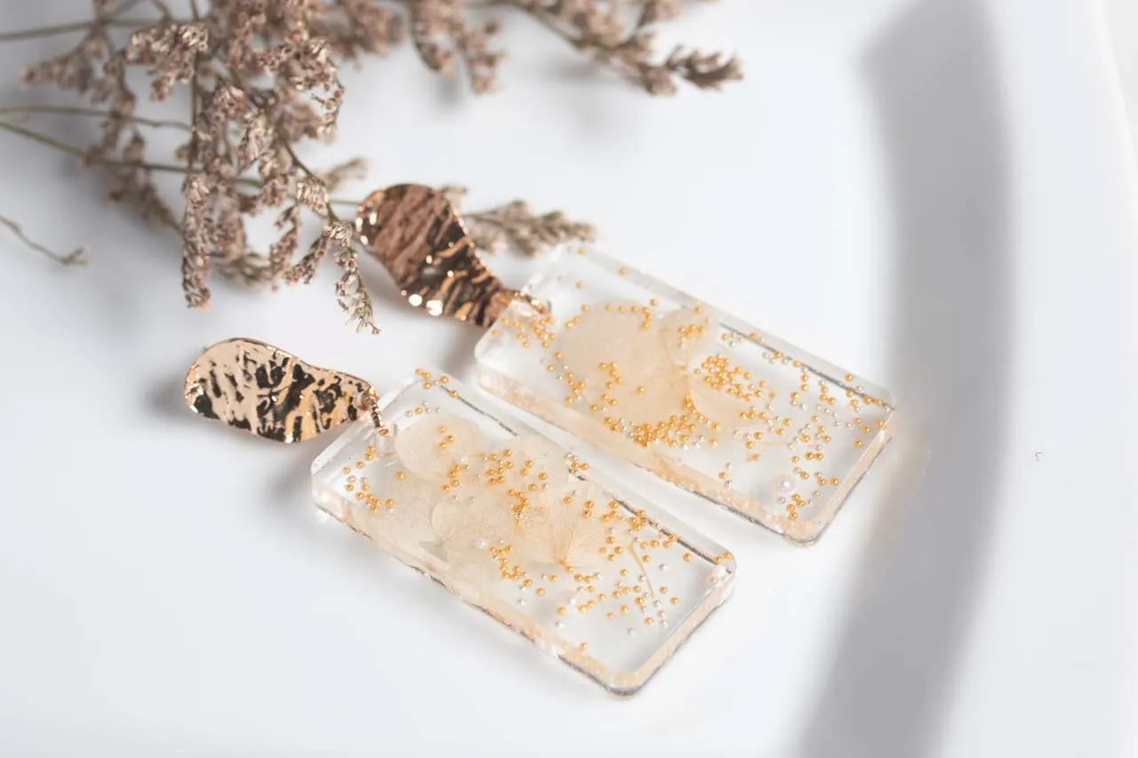 ドライフラワーとゴールドビーズのダングルイヤリング