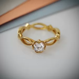 オープンワークデザインのクリアストーンリング