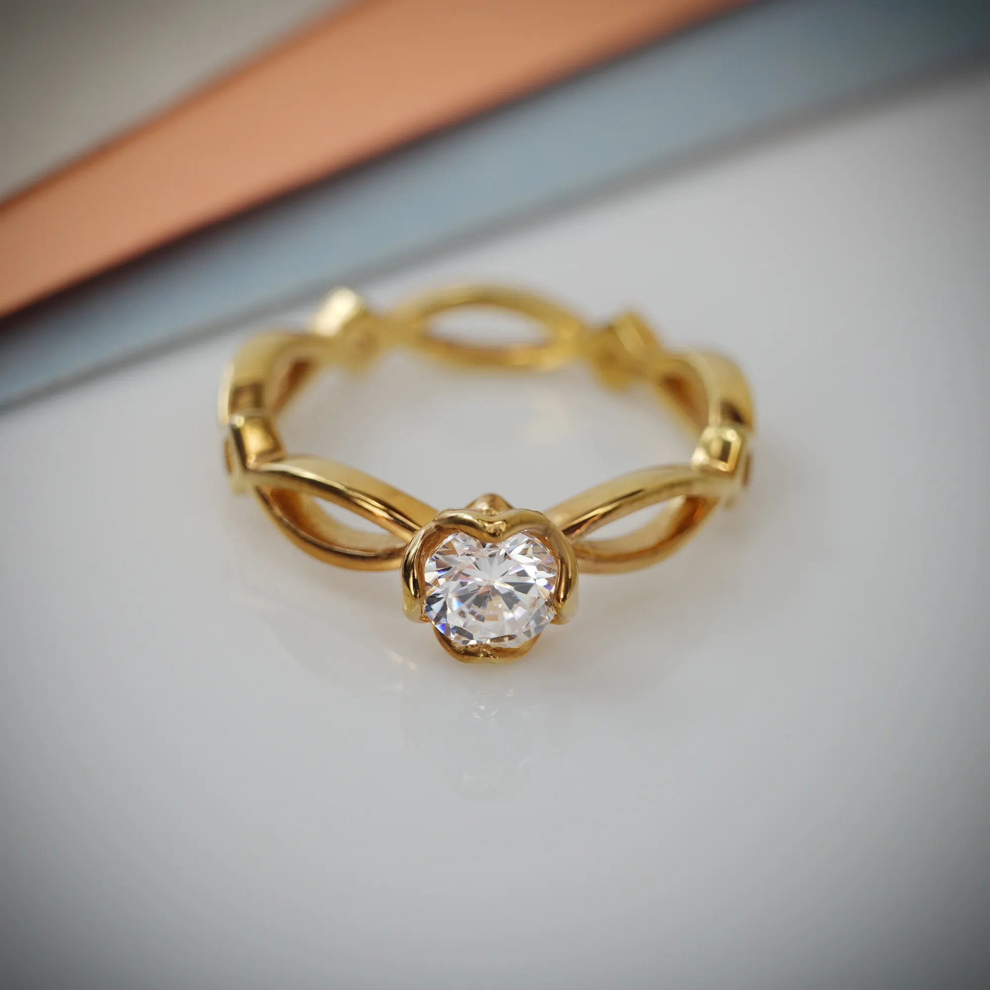 オープンワークデザインのクリアストーンリング