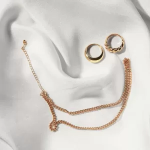 ゴールドリングとレイヤードチェーンのセット