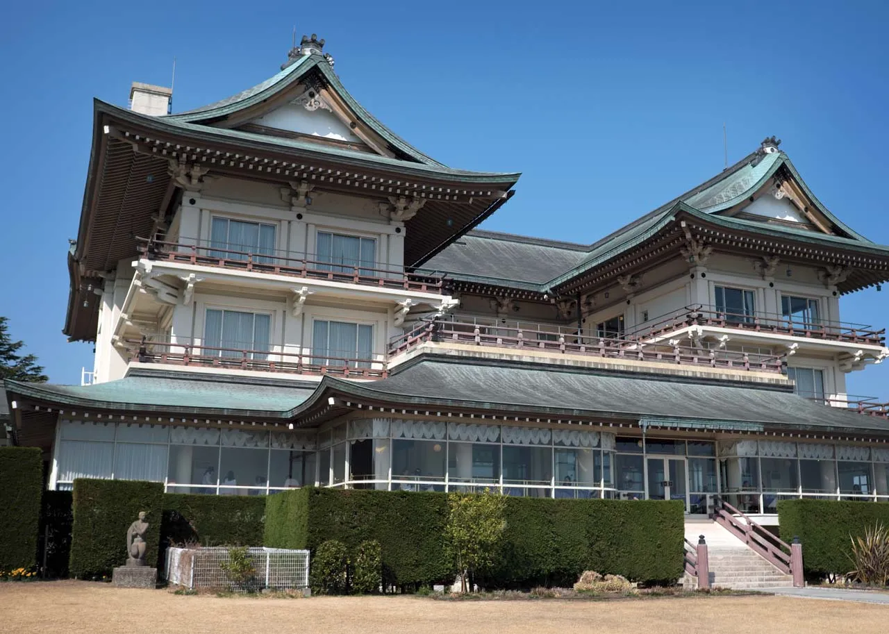 びわ湖大津館(旧琵琶湖ホテル)の琵琶湖側。ホームページ制作 滋賀県のペンタ工房が撮影した写真。