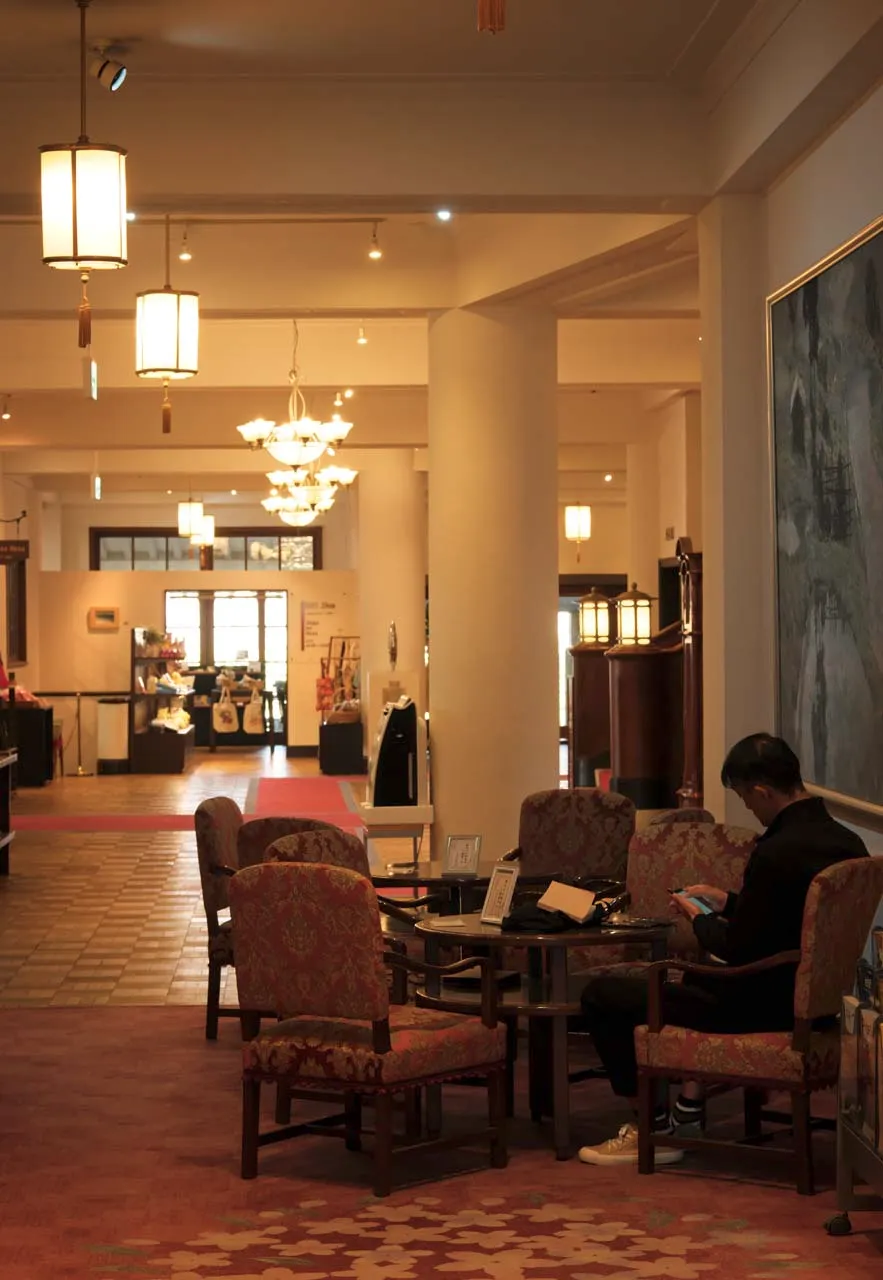 びわ湖大津館(旧琵琶湖ホテル)のロビー内部。ホームページ制作 滋賀県のペンタ工房が撮影した写真。