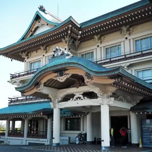 滋賀県大津市のびわ湖大津館(旧琵琶湖ホテル)正面玄関。ホームページ制作 滋賀県のペンタ工房が撮影した写真。