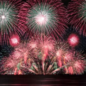 滋賀県大津市の琵琶湖大花火大会。多重露光で撮影した夜空を埋め尽くす花火の写真。ホームページ制作 滋賀県のペンタ工房が撮影した作品。