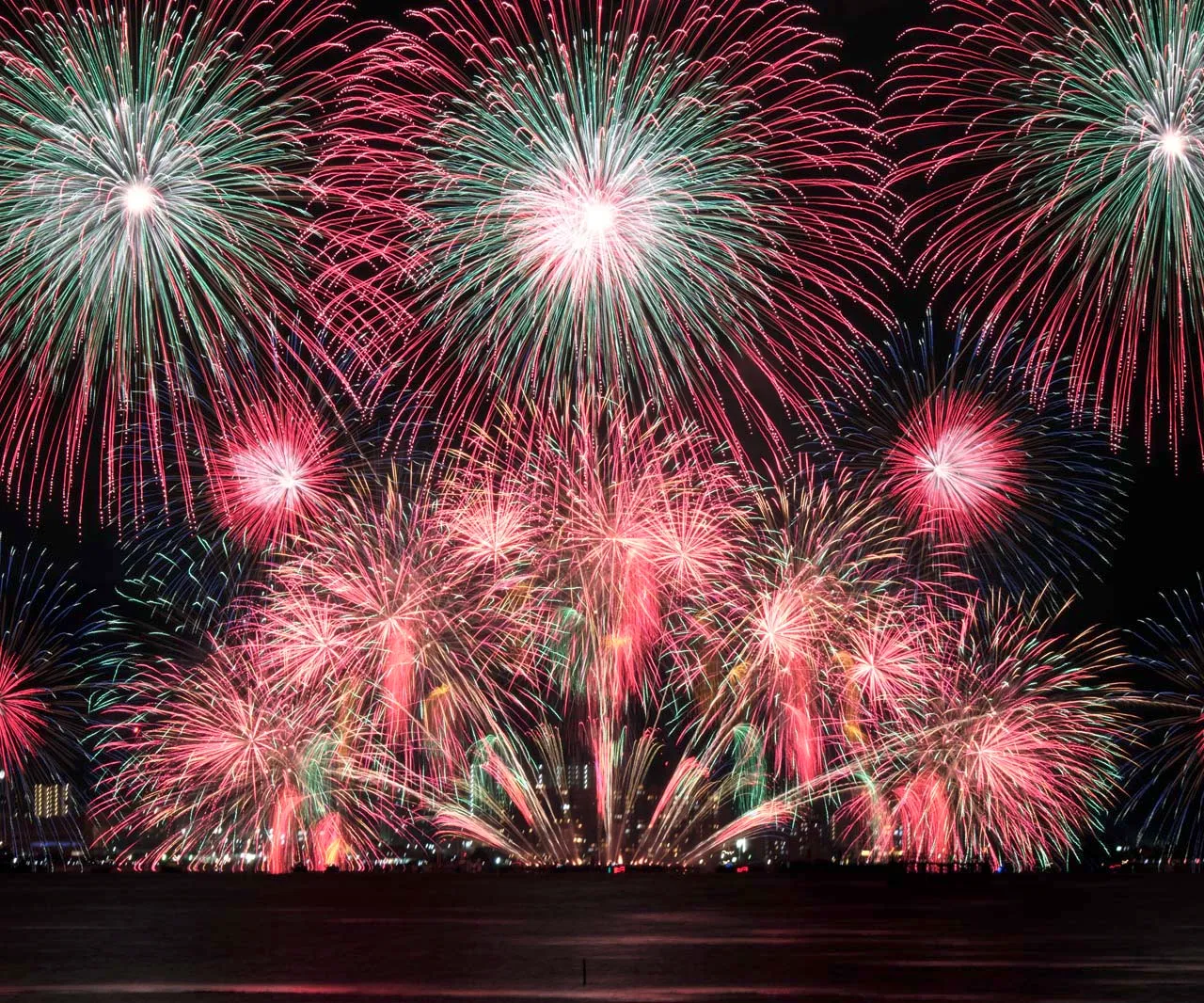 滋賀県大津市の琵琶湖大花火大会。多重露光で撮影した夜空を埋め尽くす花火の写真。ホームページ制作 滋賀県のペンタ工房が撮影した作品。